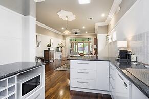 Incredible 3-bed Renovated Home With Huge Garden