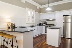 Incredible 3-bed Renovated Home With Huge Garden