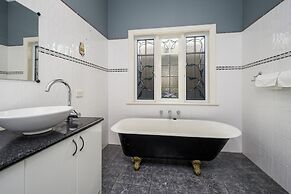 Incredible 3-bed Renovated Home With Huge Garden