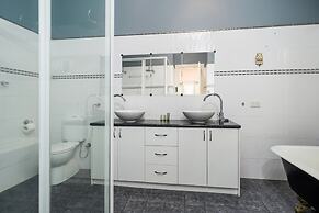 Incredible 3-bed Renovated Home With Huge Garden