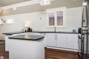 Incredible 3-bed Renovated Home With Huge Garden