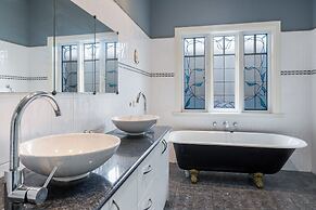 Incredible 3-bed Renovated Home With Huge Garden