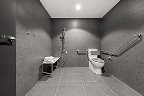 Immaculate Braddon Studio With Accessible Bathroom