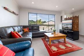 Spacious and Restful Holiday Home With Backyard