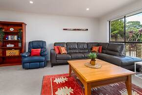 Spacious and Restful Holiday Home With Backyard