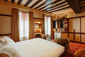 Confidential Room 4, a Stone's Throw From the Louvre