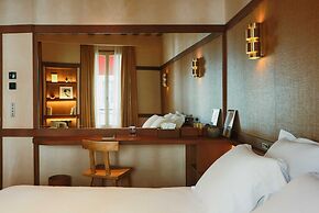 Confidential Room 4, a Stone's Throw From the Louvre