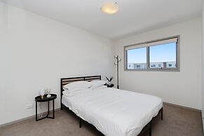 Elegant 2-bed Apartment With Balcony