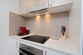 Elegant 2-bed Apartment With Balcony