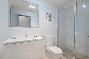 Elegant 2-bed Apartment With Balcony