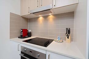Elegant 2-bed Apartment With Balcony