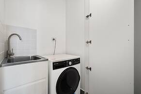 Modern 1-bed Apartment With Views in Fremantle