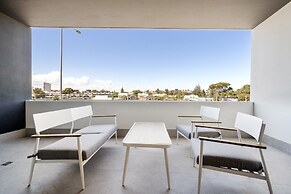 Modern 1-bed Apartment With Views in Fremantle