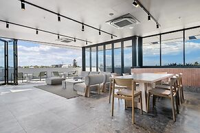 Modern 1-bed Apartment With Views in Fremantle