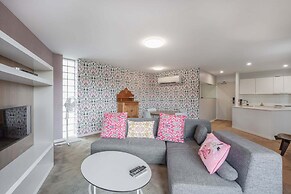 Sleek 2-bed Apartment in Vibrant Kingston