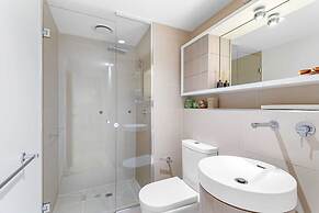 Eclectic 1-bed Apartment With Pool and Gym