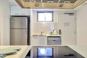 Stylish 1-bed Darwin City Stay With Balcony Views
