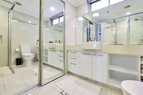 Stylish 1-bed Darwin City Stay With Balcony Views