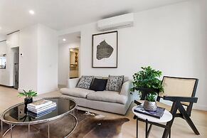 Modern 2-bed Ivanhoe Unit With Parking
