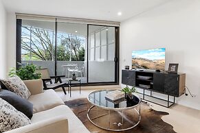 Modern 2-bed Ivanhoe Unit With Parking