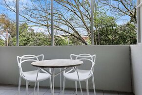 Modern 2-bed Ivanhoe Unit With Parking