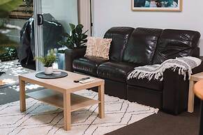 Comfy 1-bed With Spacious Courtyard & Parking
