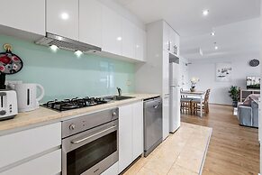 Central 2-bed Apartment With Parking,