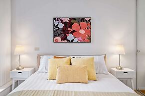 Central 2-bed Apartment With Parking,