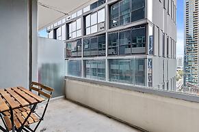 Central 2-bed Apartment With Parking,