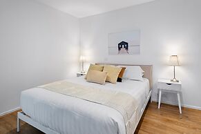 Central 2-bed Apartment With Parking,