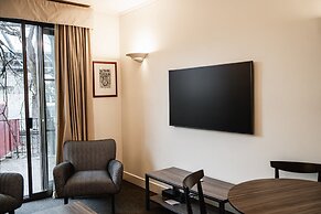 Chic 1-bed in East Melbourne With Gym & Pool