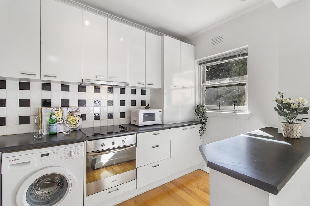 Comfy One-bedroom Unit Between City and Airport
