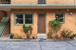 Comfy One-bedroom Unit Between City and Airport