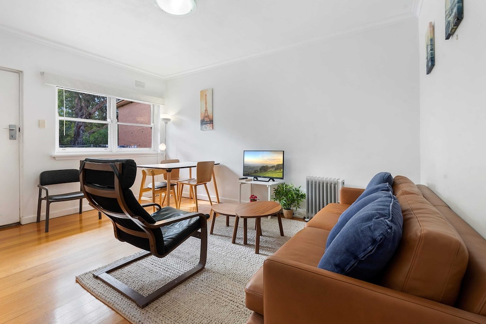 Comfy One-bedroom Unit Between City and Airport