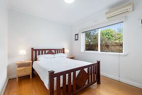Comfy One-bedroom Unit Between City and Airport