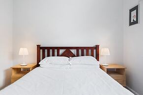Comfy One-bedroom Unit Between City and Airport
