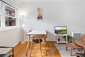 Comfy One-bedroom Unit Between City and Airport
