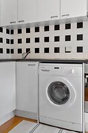 Comfy One-bedroom Unit Between City and Airport