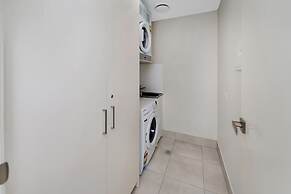 Coastal 2-bed With Parking & Pool by the Ocean