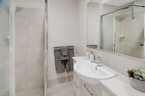 Coastal 2-bed With Parking & Pool by the Ocean