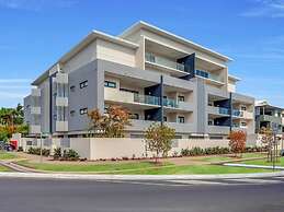Coastal 2-bed With Parking & Pool by the Ocean