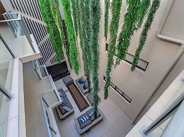 Coastal 2-bed With Parking & Pool by the Ocean