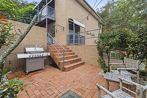 Bright Coastal Townhouse With BBQ & Courtyard