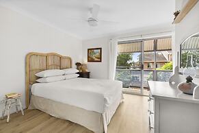 Bright Coastal Townhouse With BBQ & Courtyard