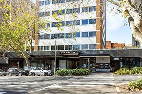 Studio in Elizabeth Bay With Pool & City Views