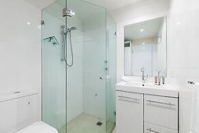 Studio in Elizabeth Bay With Pool & City Views
