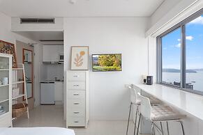 Studio in Elizabeth Bay With Pool & City Views