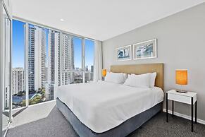 Modern 2-bed With Pool Access in Surfers Paradise