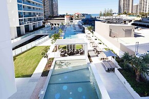 Modern 2-bed With Pool Access in Surfers Paradise