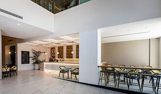 Modern 2-bed With Pool Access in Surfers Paradise